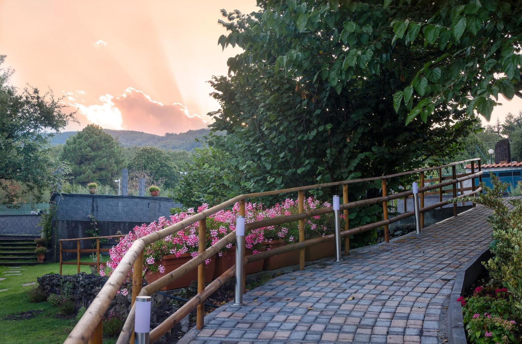 Villa Del Gelso Chalet Nel Parco Delletna マスカリ エクステリア 写真